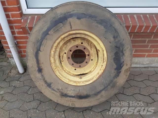  18 12.5/80-18 Tires, wheels and rims