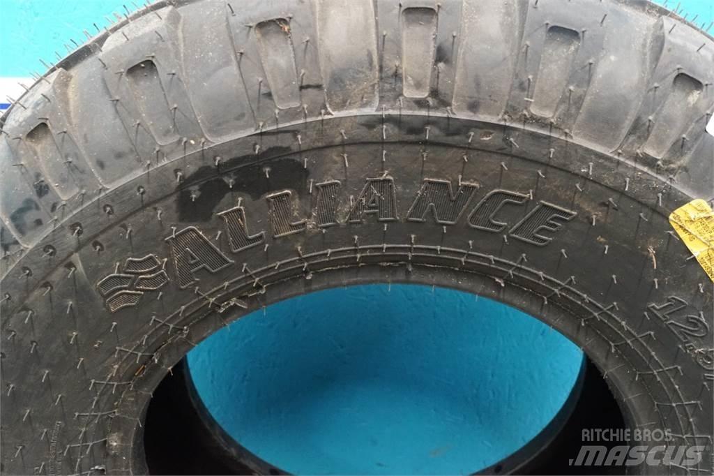  18 12.5/80-18 Tires, wheels and rims