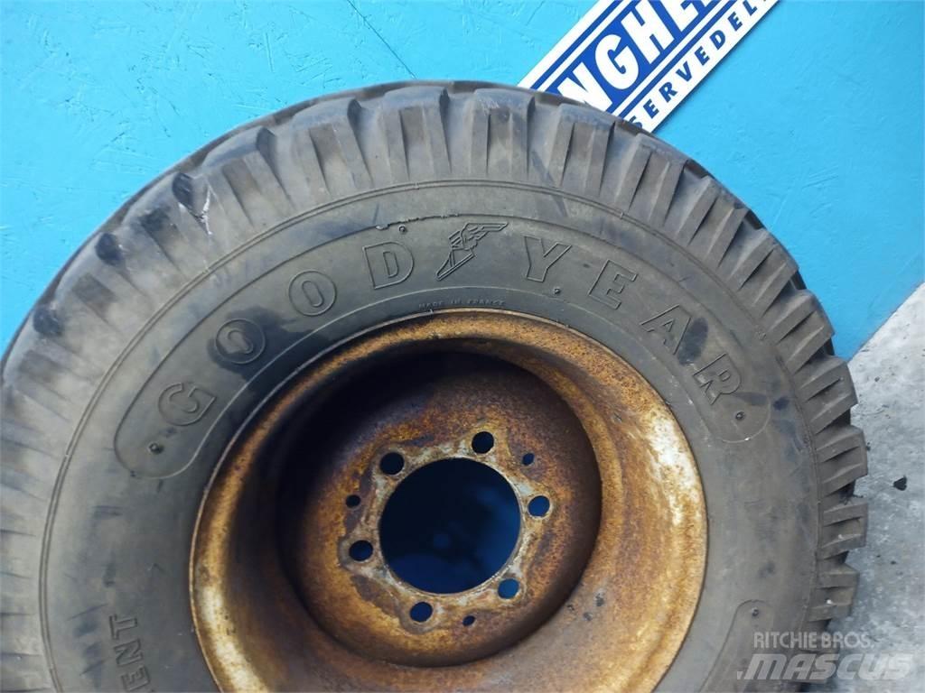  18 12.5/80-18 Tires, wheels and rims