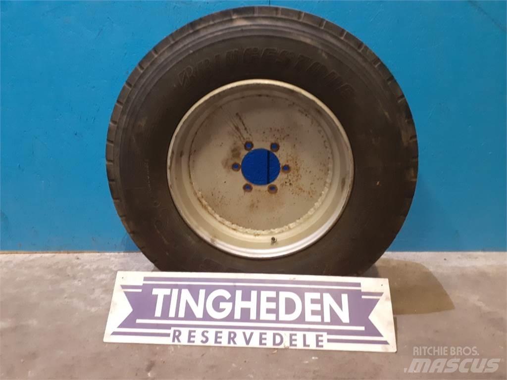  19.5 285/70R19.5 Tires, wheels and rims