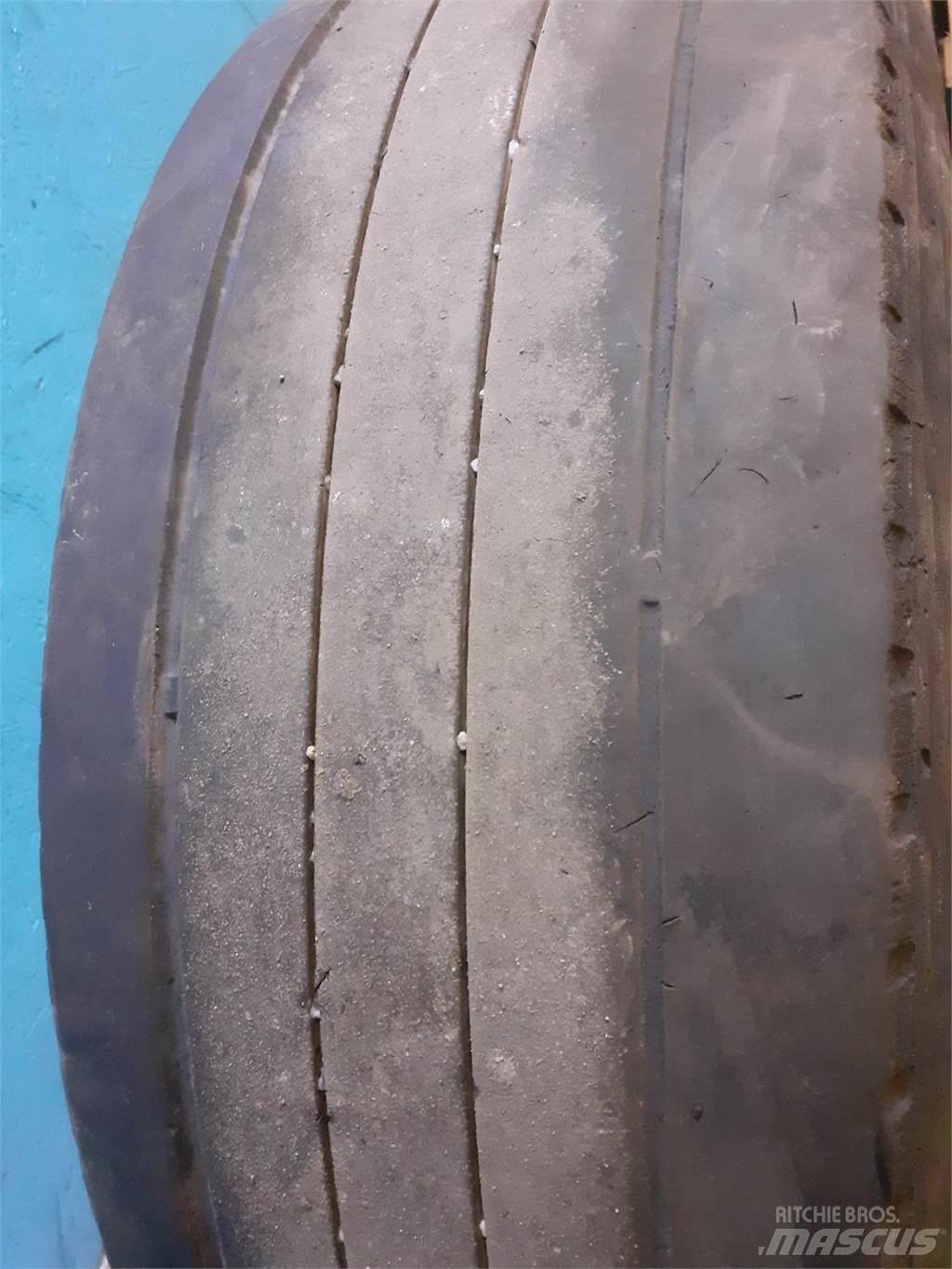  19.5 285/70R19.5 Tires, wheels and rims