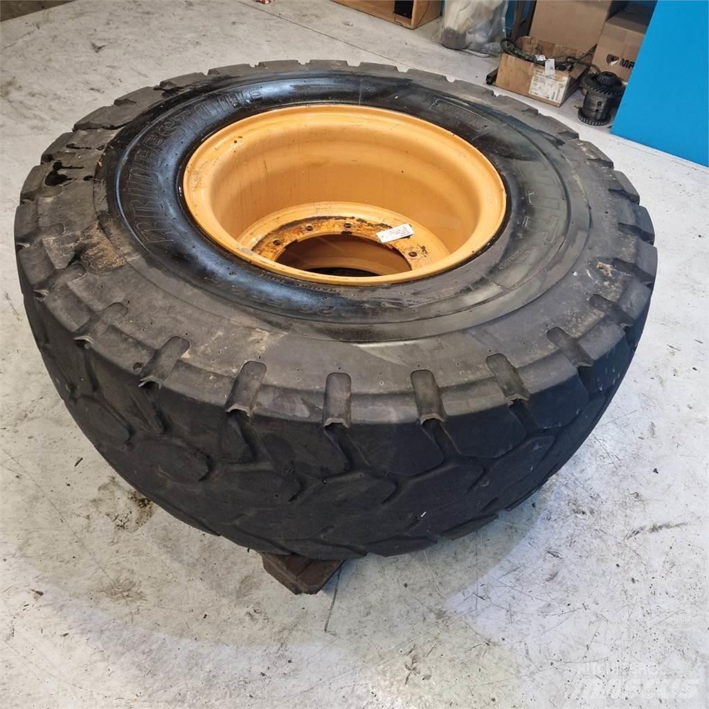  25 20.5R25 Tires, wheels and rims