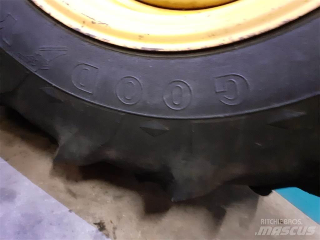  30 18.4-30 Tires, wheels and rims