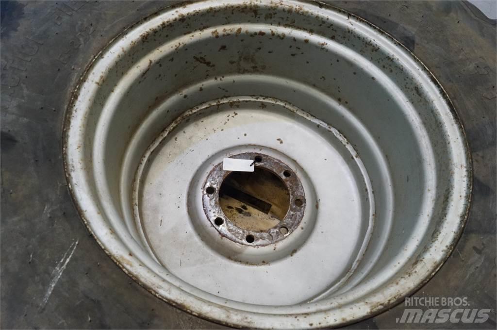  32 24.5-32 Tires, wheels and rims
