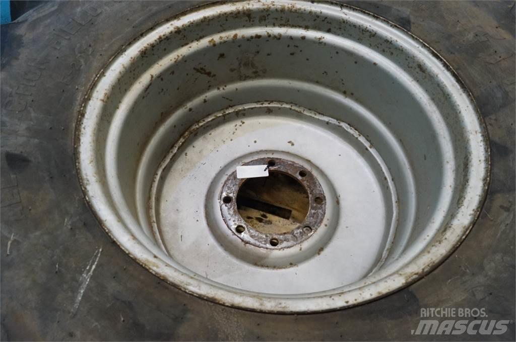  32 24.5-32 Tires, wheels and rims