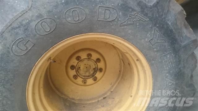  32 30,5L-32 Tires, wheels and rims