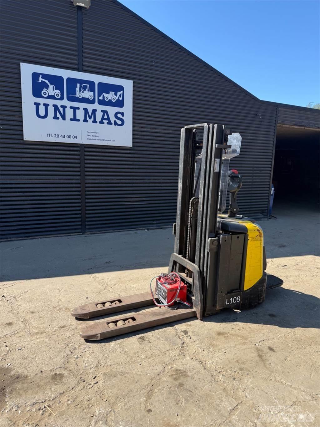 BT SPE125 Manual Pallet Stacker