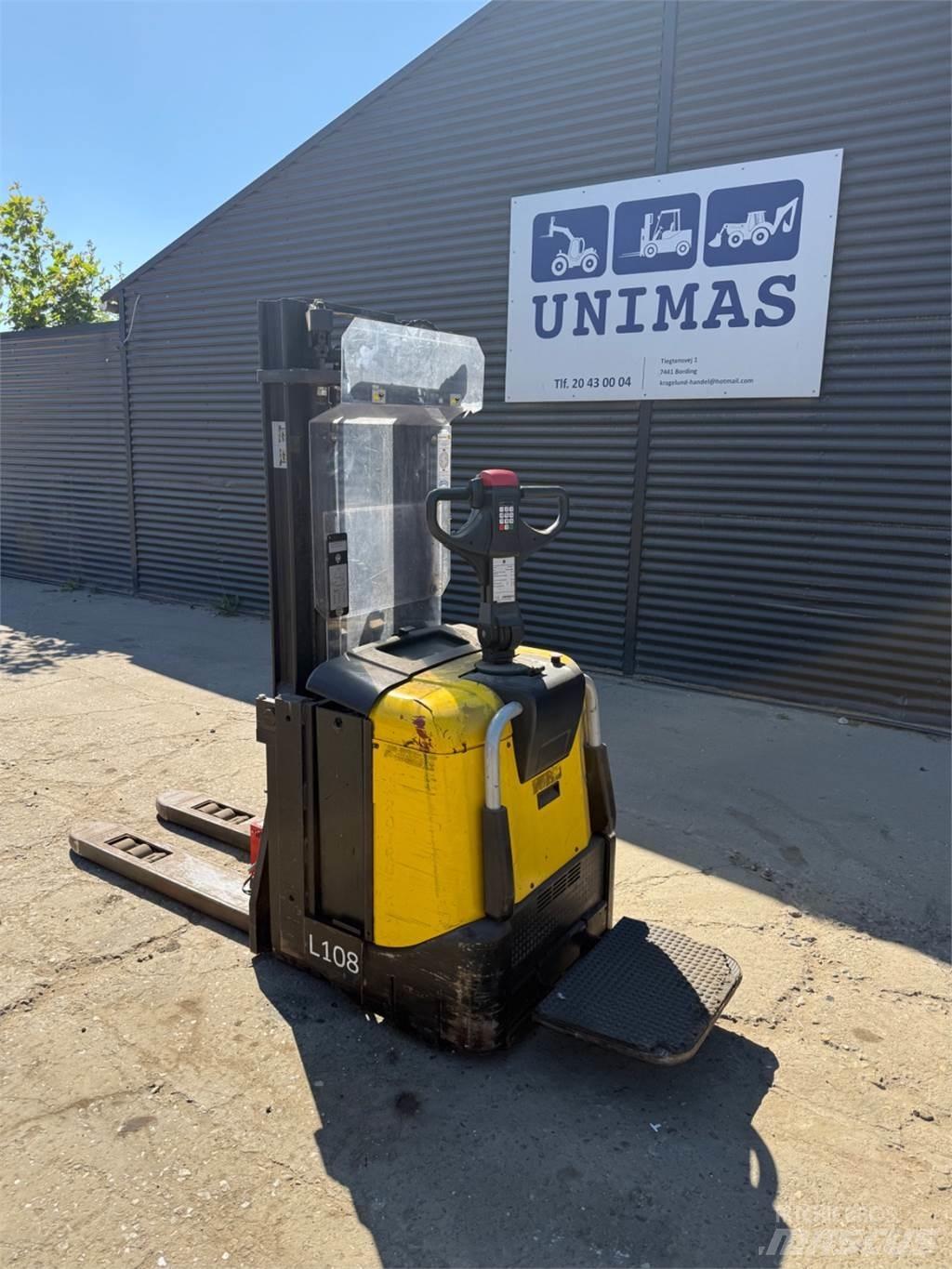 BT SPE125 Manual Pallet Stacker