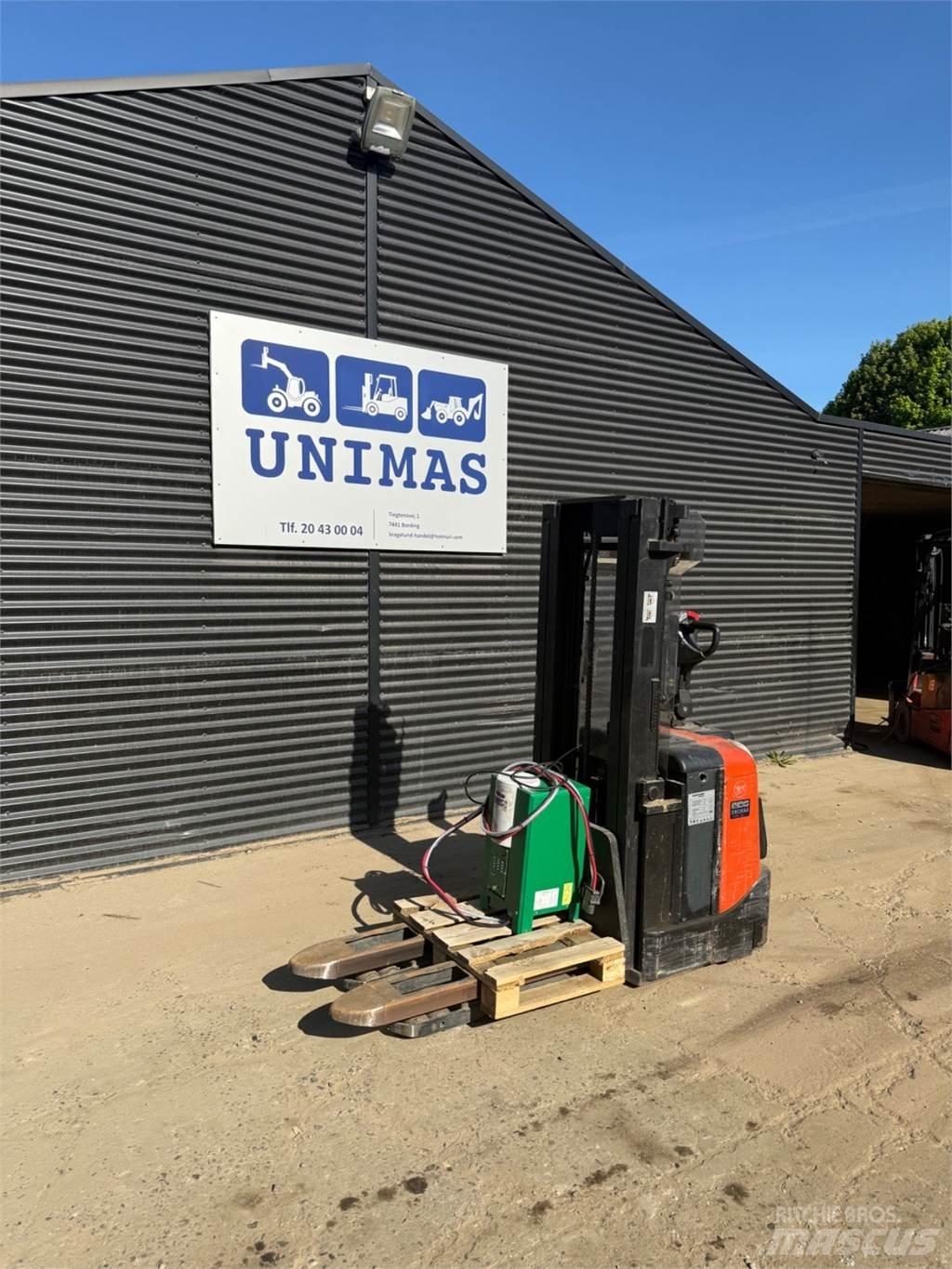 BT SPE160 Manual Pallet Stacker