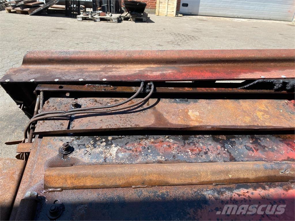 CASE 1680 Combine Attachments