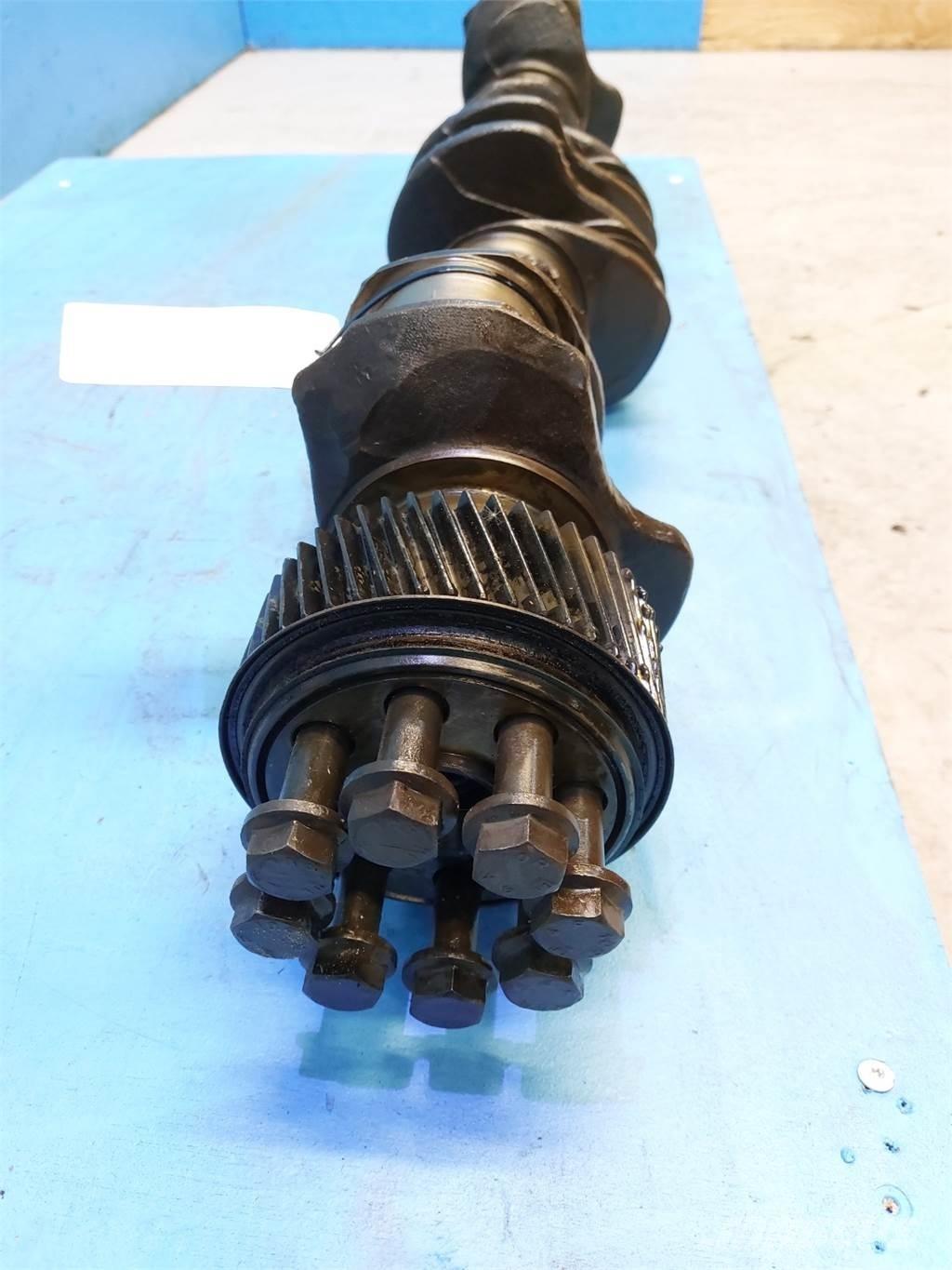 CASE 7010 Engines
