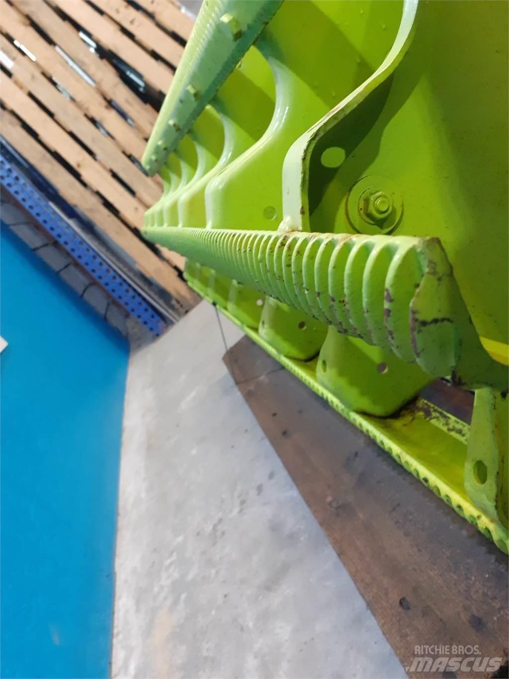 CLAAS Lexion 460 Combine Attachments