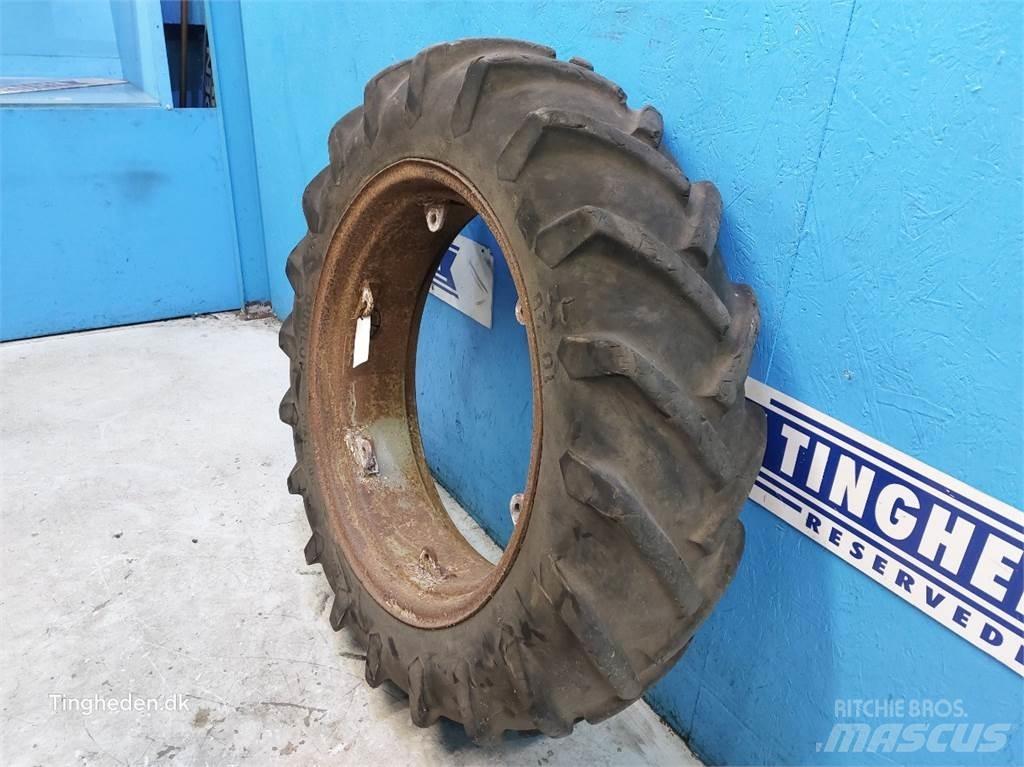 Dunlop 28 10-28 Tires, wheels and rims