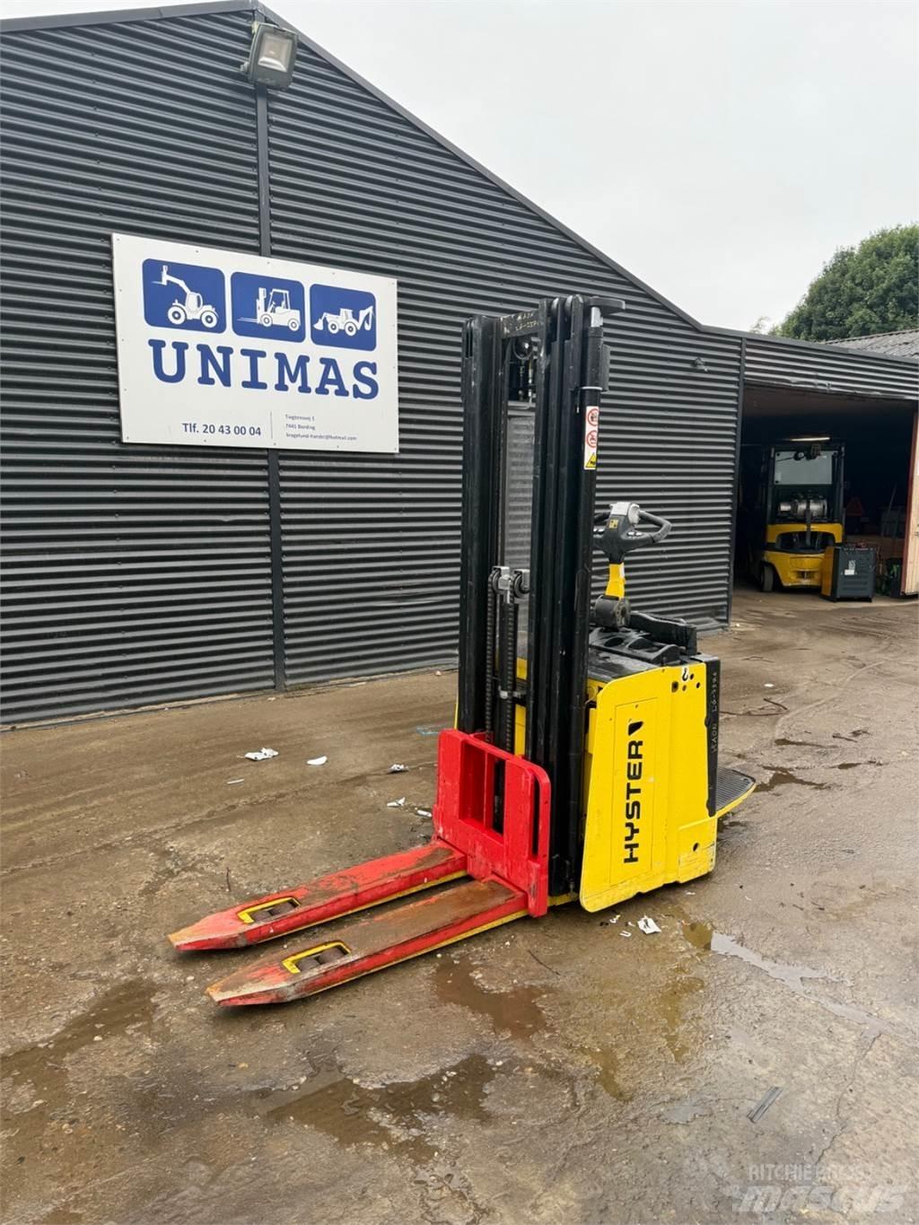 Hyster S1.5 Manual Pallet Stacker