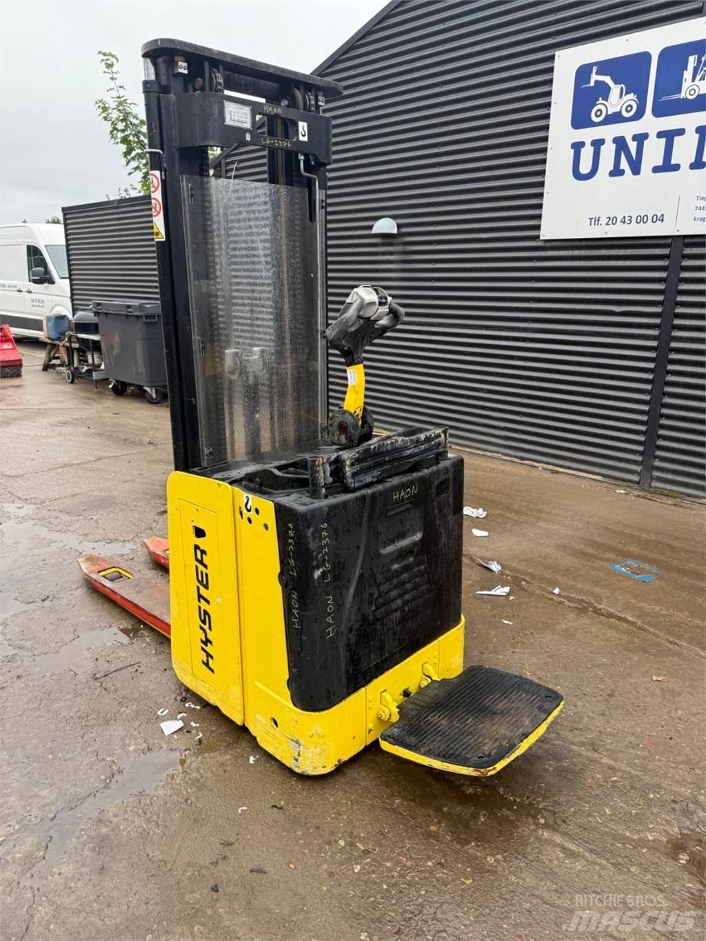 Hyster S1.5 Manual Pallet Stacker