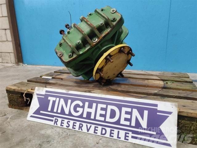 John Deere 1085 Combine Attachments