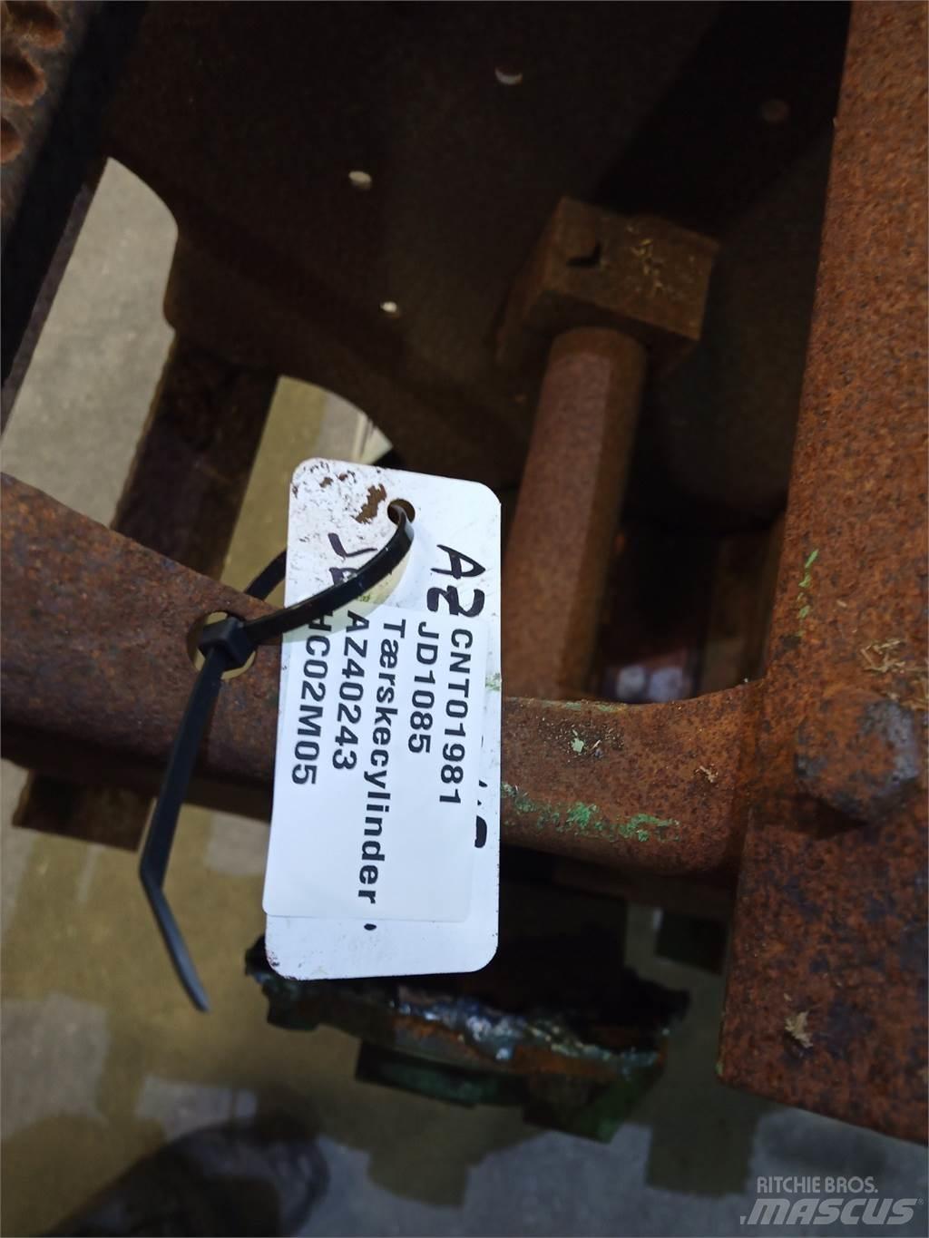 John Deere 1085 Combine Attachments