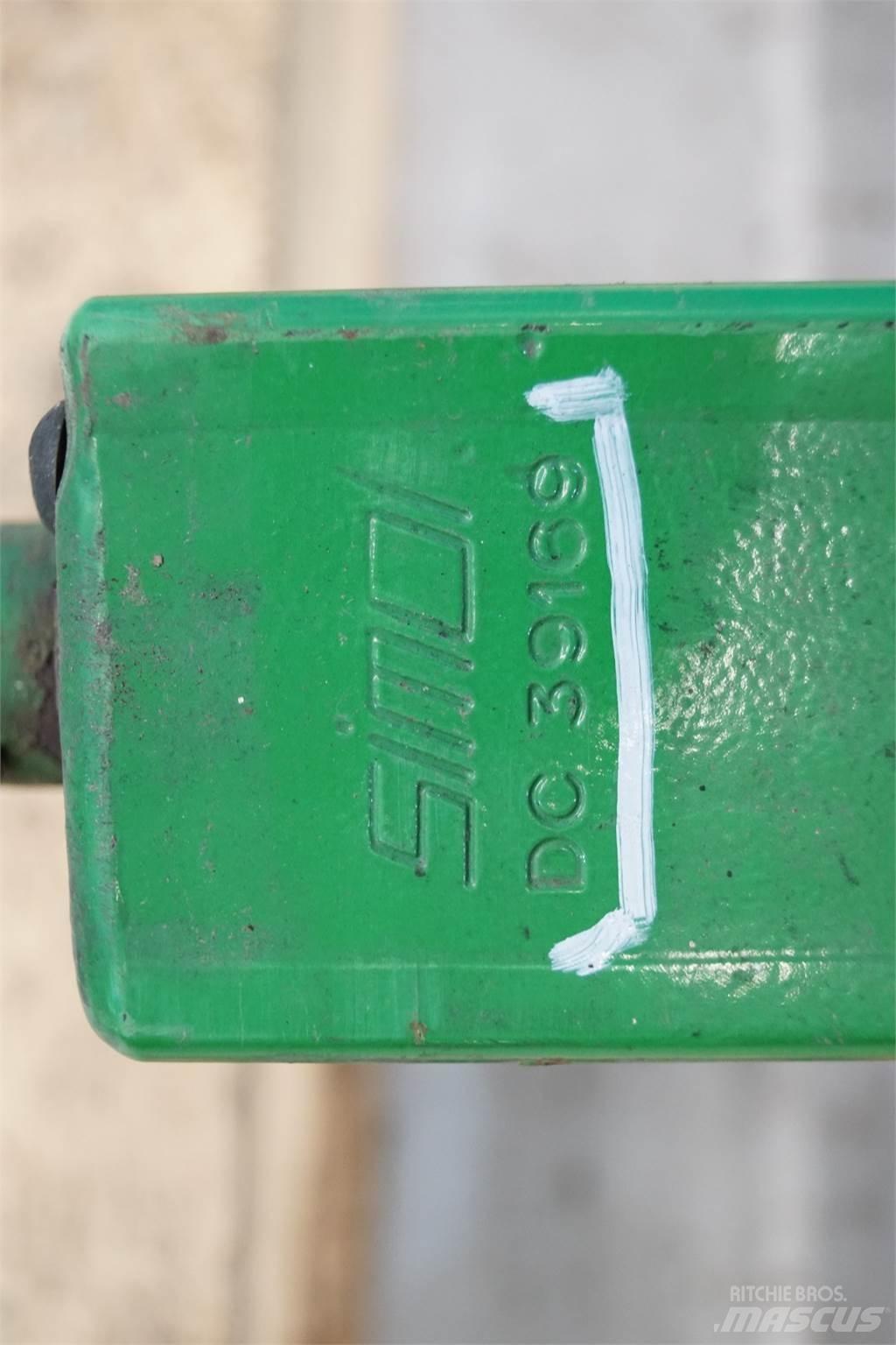 John Deere 590 Farm Equipment - Others