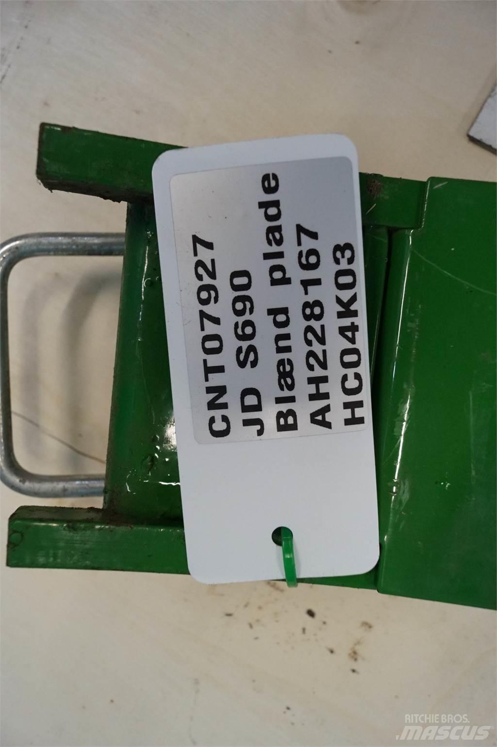 John Deere S690 Combine Attachments