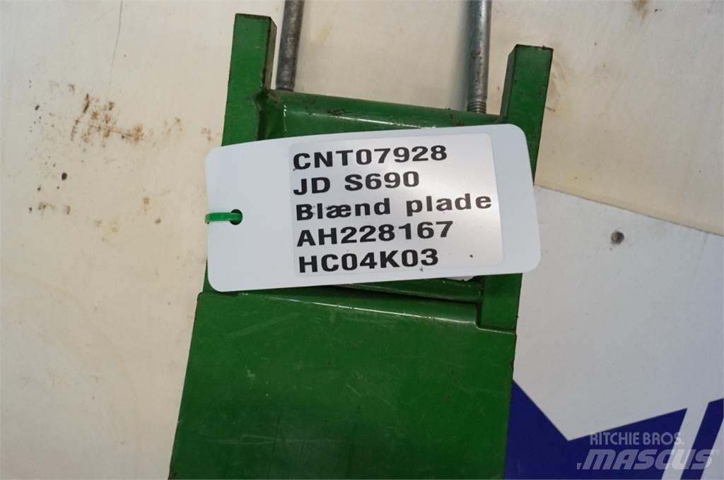John Deere S690 Combine Attachments