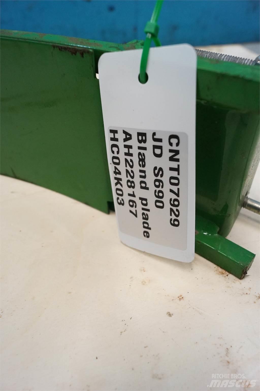 John Deere S690 Combine Attachments