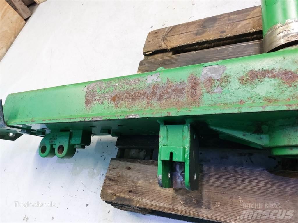 John Deere T660I Combine Attachments