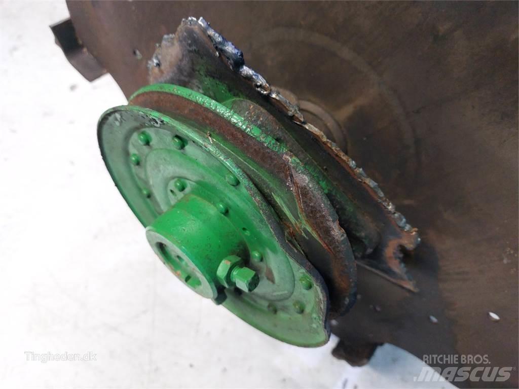 John Deere T660I Combine Attachments
