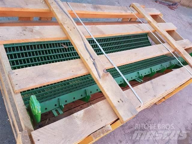 John Deere T670 Combine Attachments