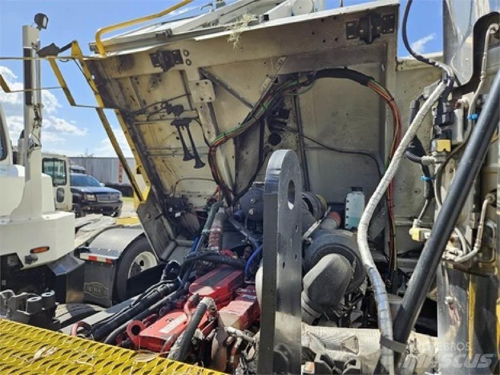 Autocar ACTT42 Shunt Trucks