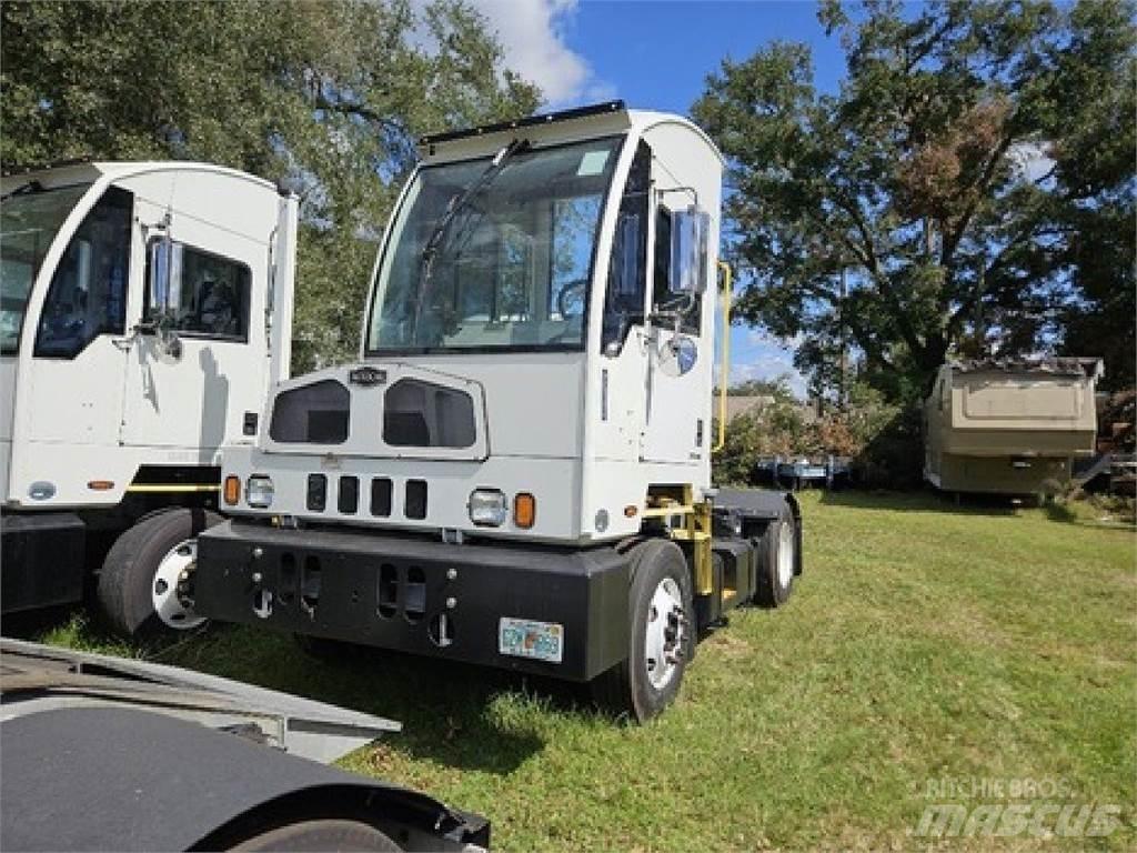 Autocar ACTT42 Shunt Trucks
