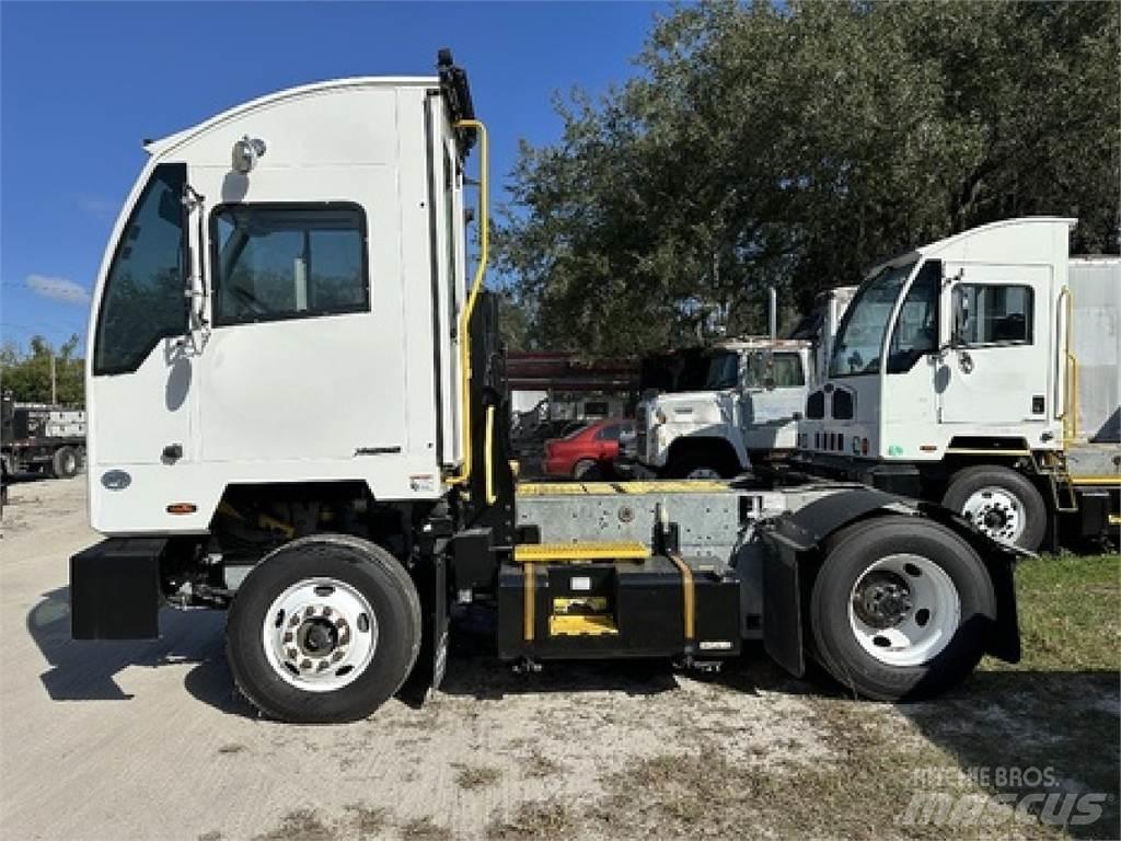 Autocar ACTT42 Shunt Trucks