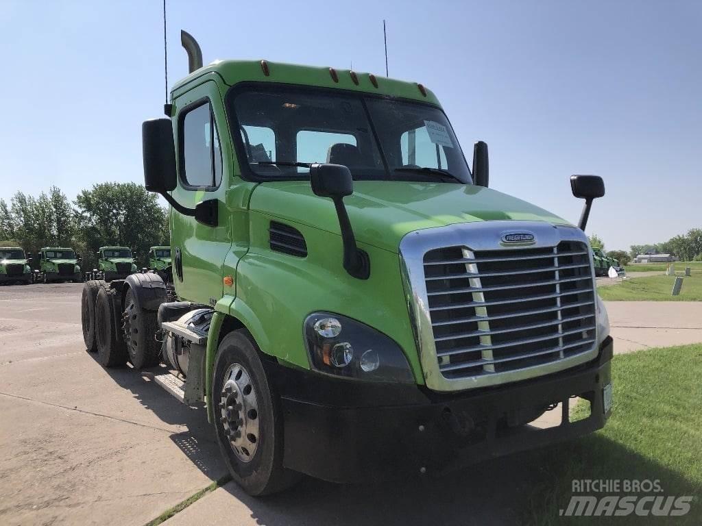 Freightliner CA113 Conventional Trucks / Tractor Trucks