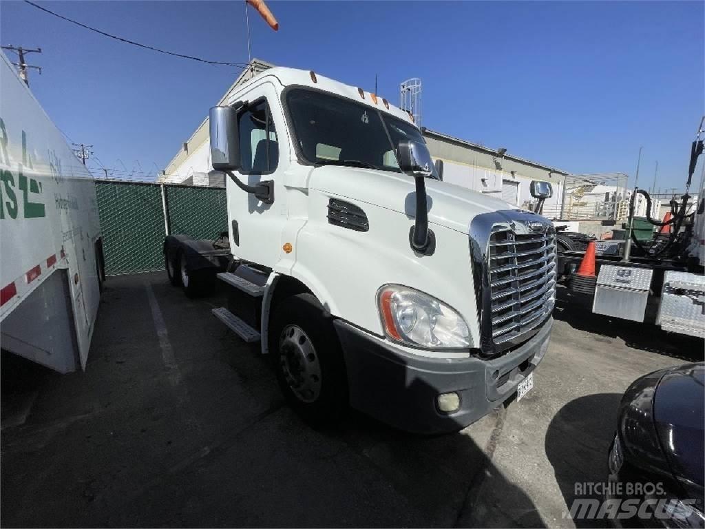 Freightliner CA113 Conventional Trucks / Tractor Trucks