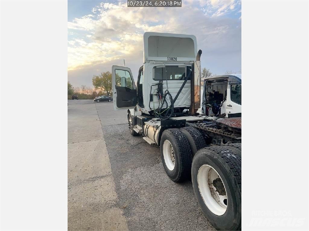 International LT Conventional Trucks / Tractor Trucks