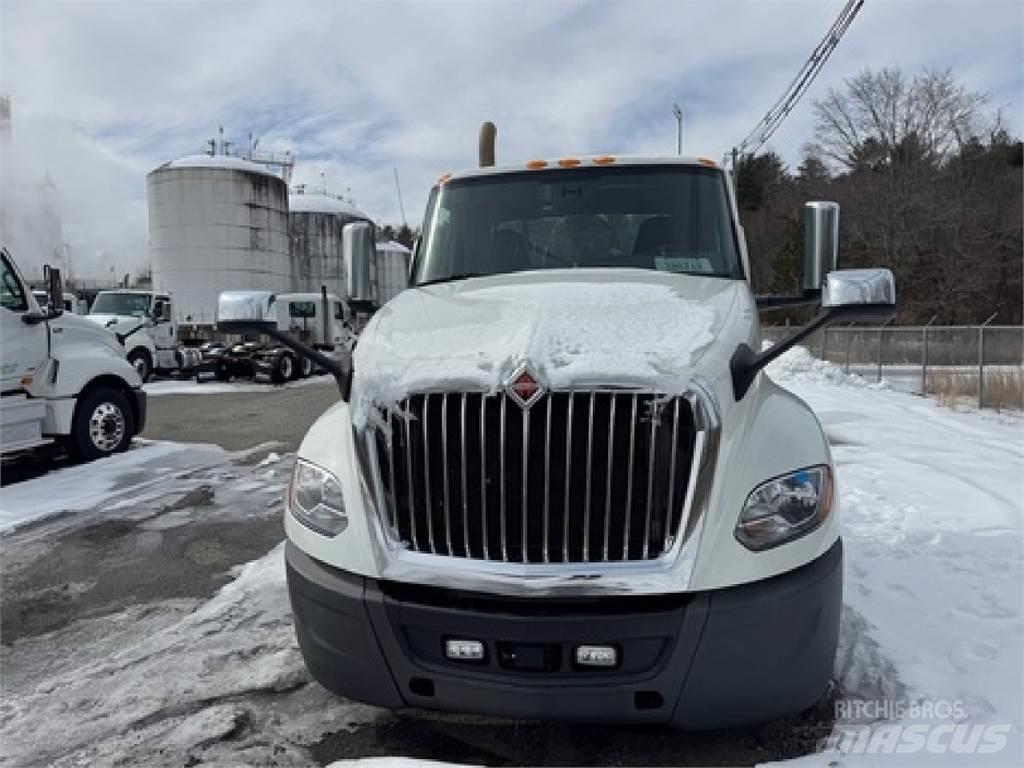International LT625 Conventional Trucks / Tractor Trucks