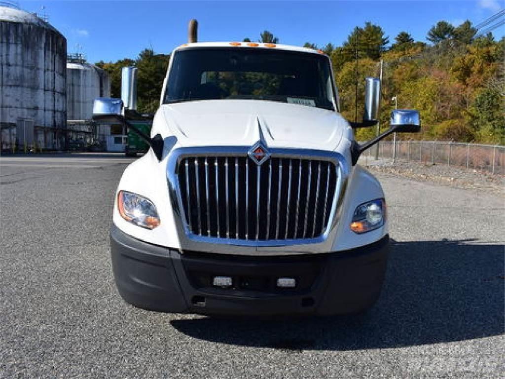 International LT625 Conventional Trucks / Tractor Trucks