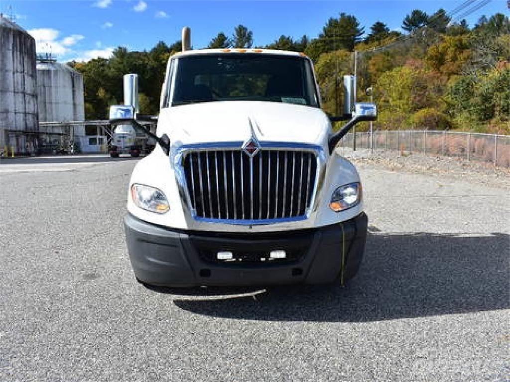 International LT625 Conventional Trucks / Tractor Trucks