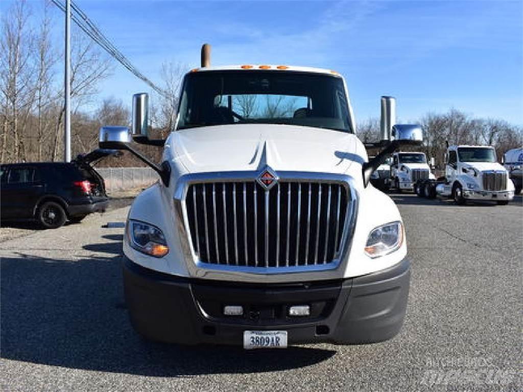 International LT625 Conventional Trucks / Tractor Trucks
