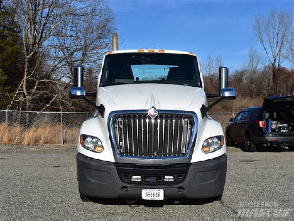International LT625 Conventional Trucks / Tractor Trucks