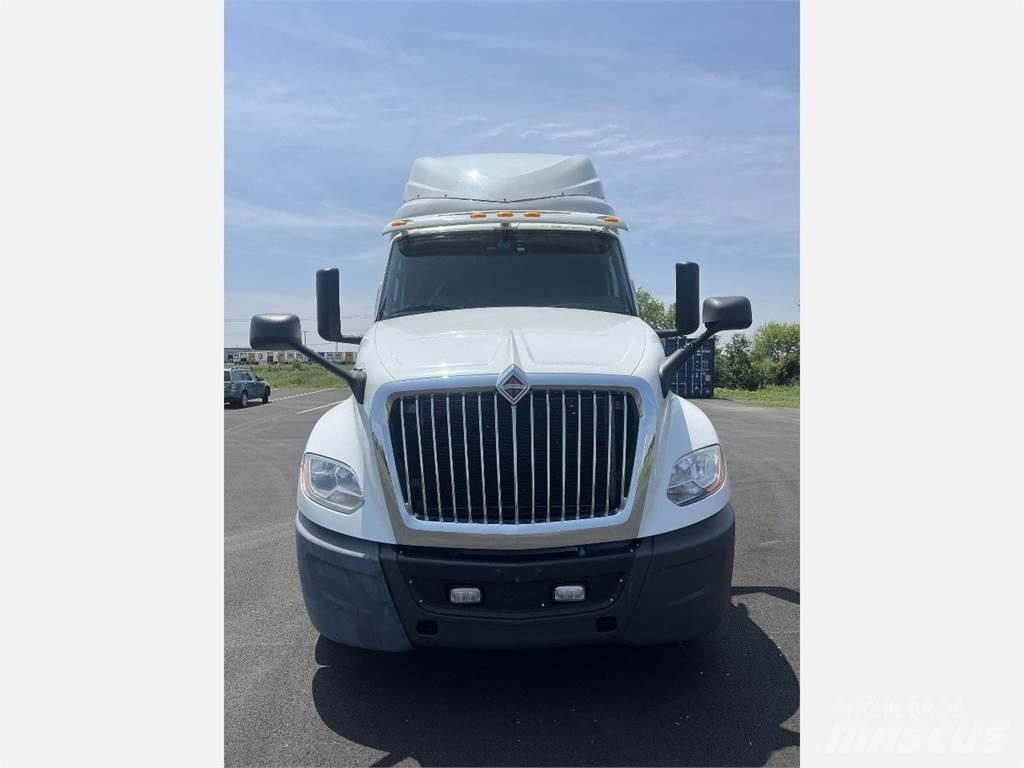 International LT625 Conventional Trucks / Tractor Trucks