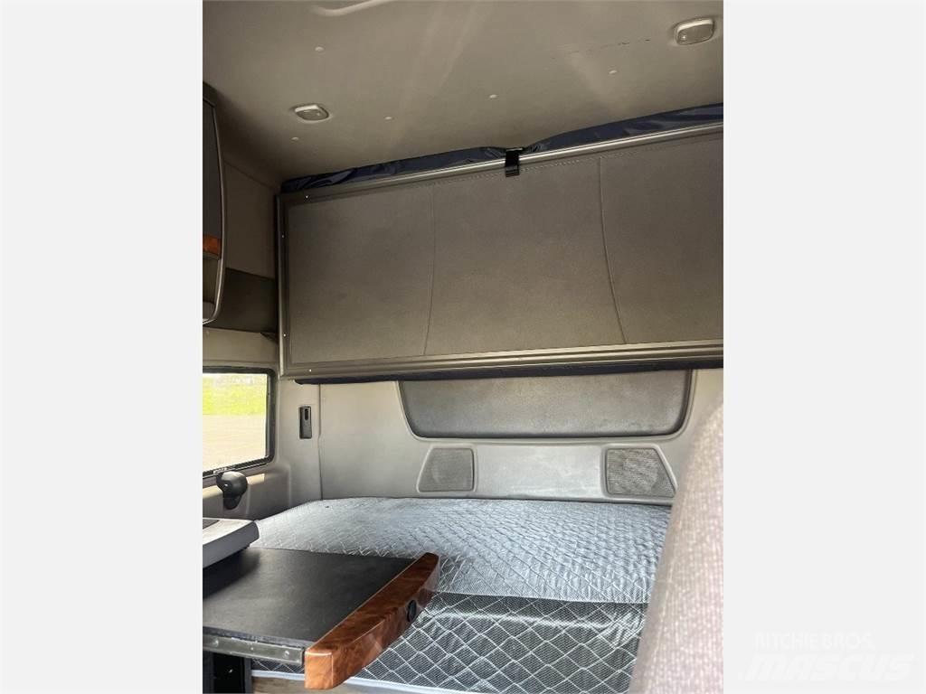 International LT625 Conventional Trucks / Tractor Trucks