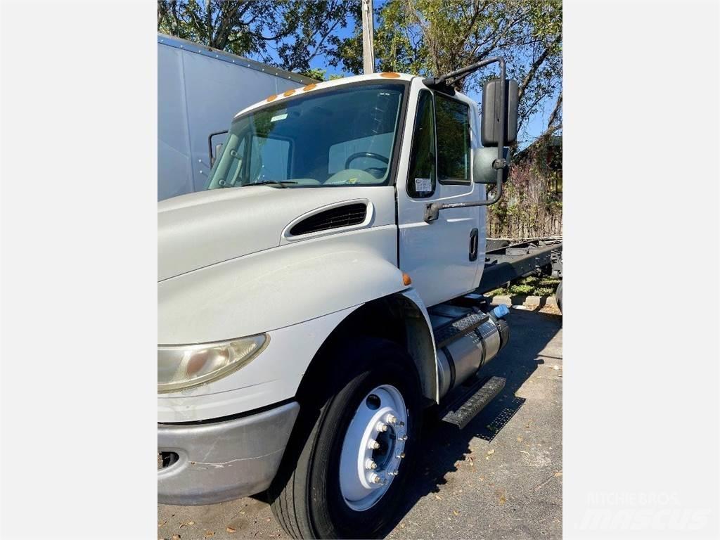 International MA025 Cab & Chassis Trucks