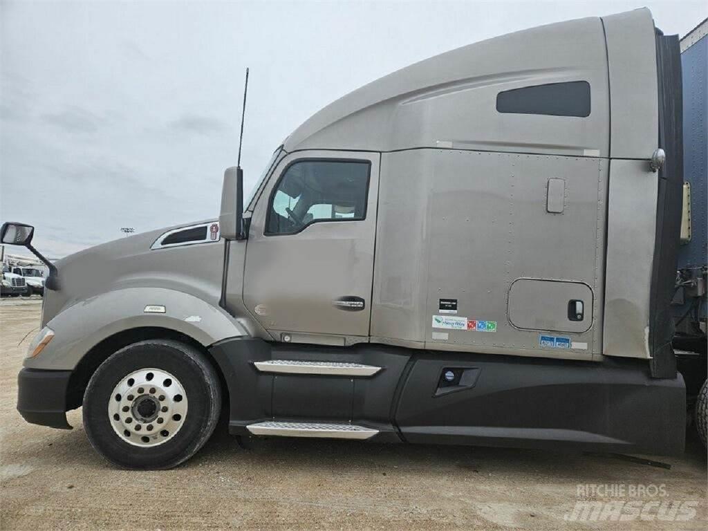 Kenworth T680 Conventional Trucks / Tractor Trucks
