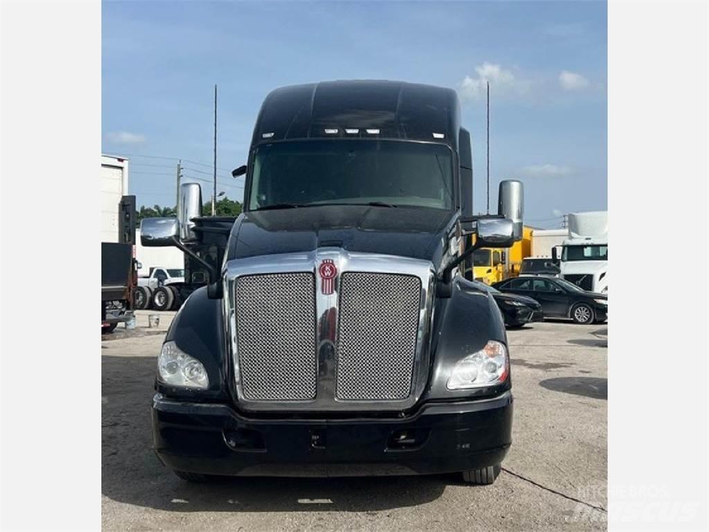 Kenworth T680 Conventional Trucks / Tractor Trucks