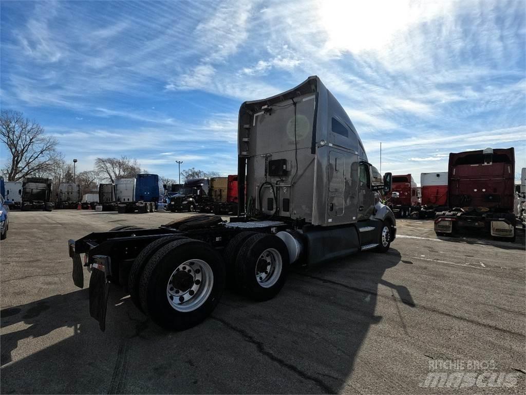 Kenworth T680 Conventional Trucks / Tractor Trucks