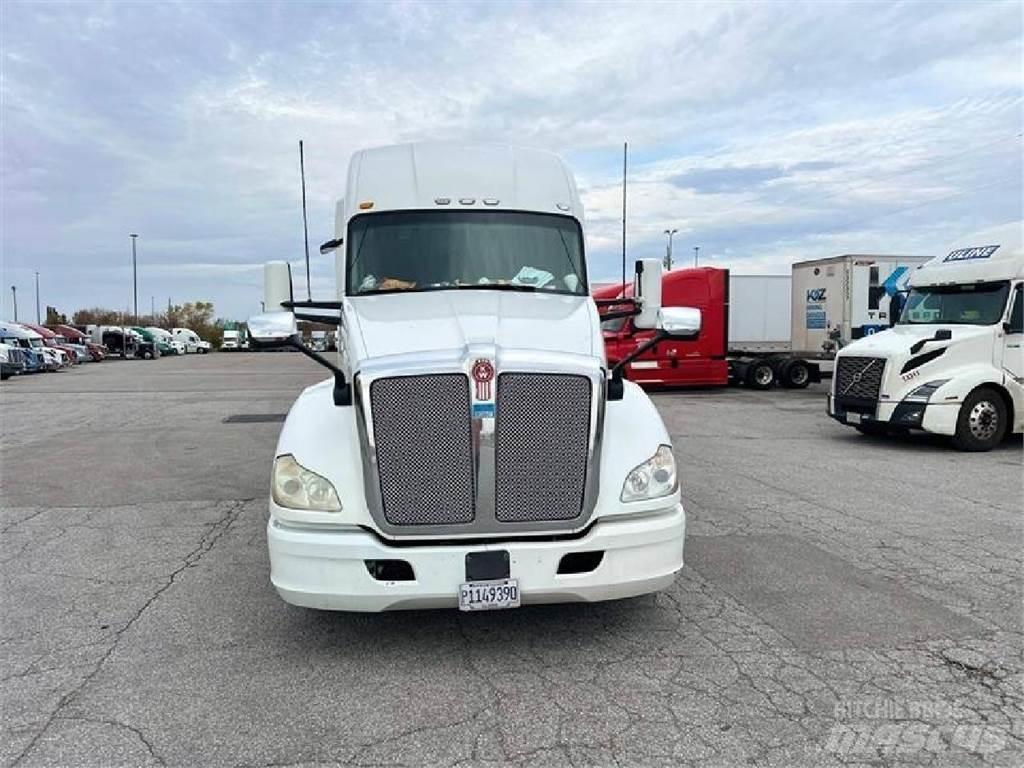 Kenworth T680 Conventional Trucks / Tractor Trucks