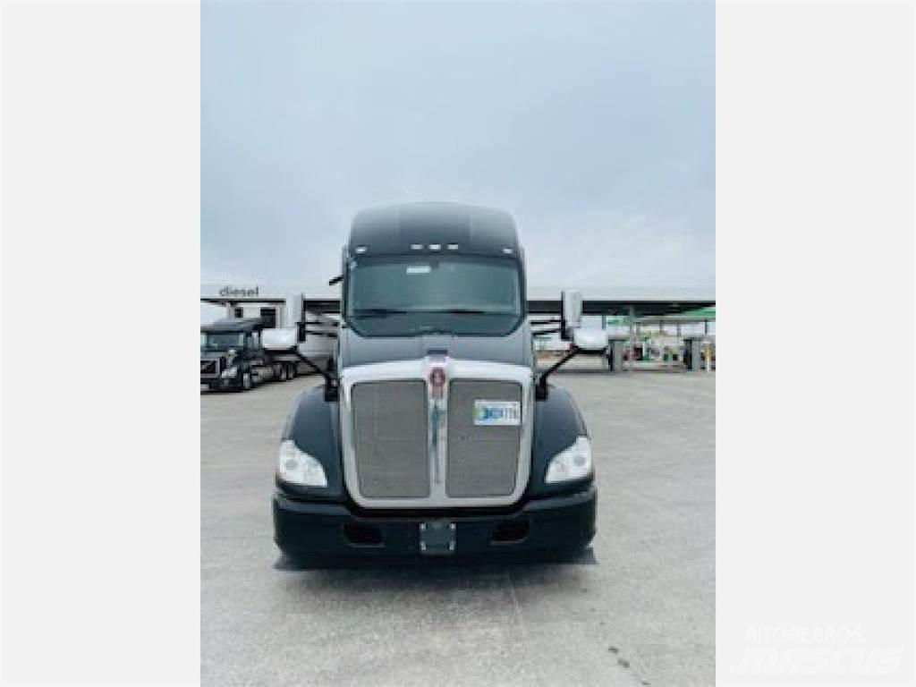 Kenworth T680 Conventional Trucks / Tractor Trucks