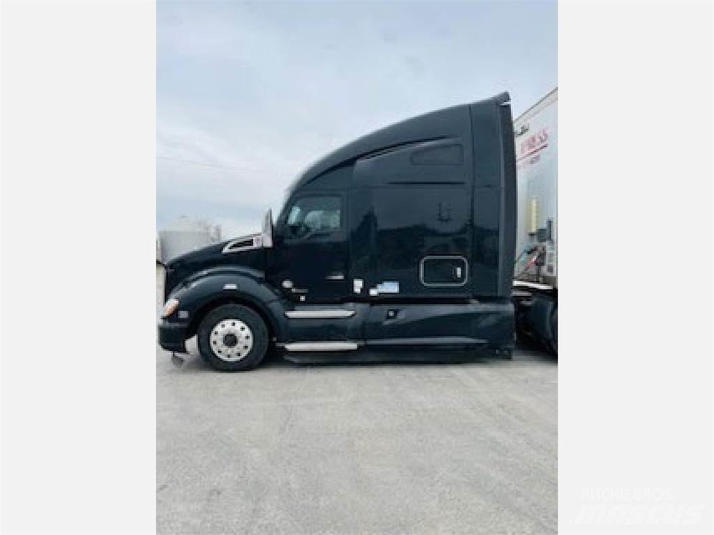 Kenworth T680 Conventional Trucks / Tractor Trucks