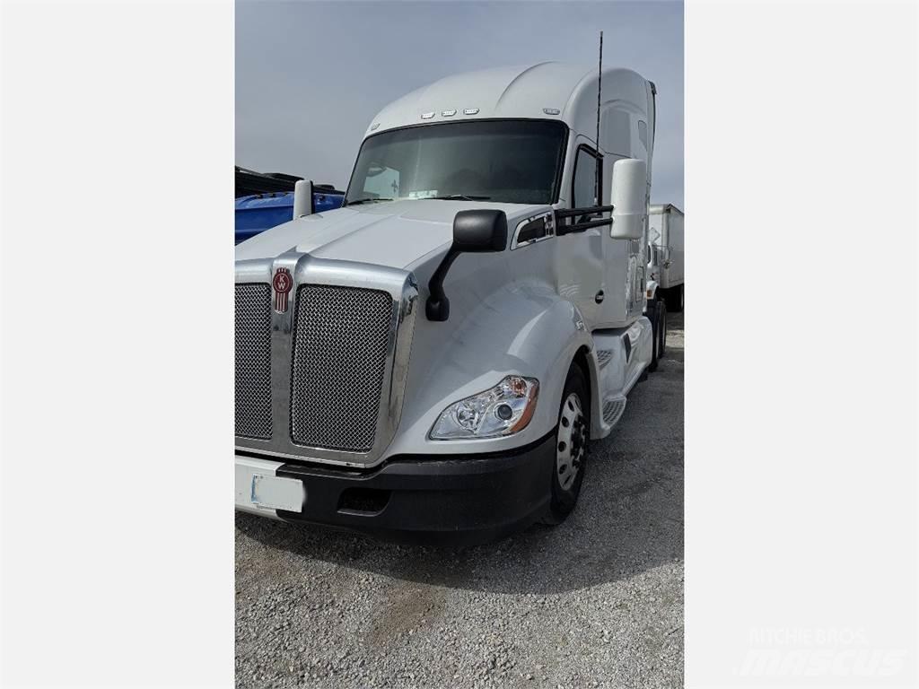 Kenworth T680 Conventional Trucks / Tractor Trucks