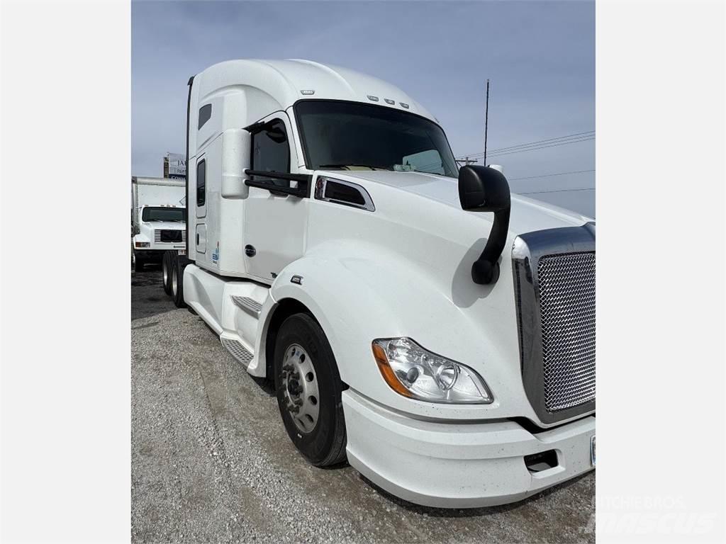 Kenworth T680 Conventional Trucks / Tractor Trucks